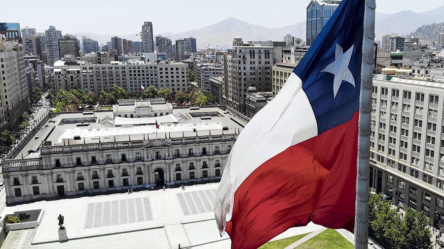 ¿Quién confía más en las instituciones en Chile: los adolescentes o los adultos?