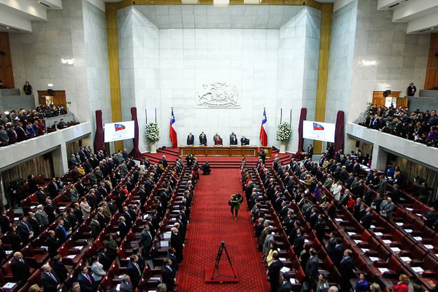 Encuesta revela que el 45% de los chilenos percibe que el país tiene una democracia “con problemas severos”